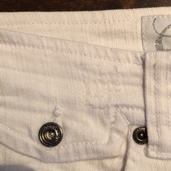 White jean short - Picture 8 of 8